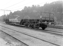 167603 Afbeelding van de 6-assige kuilwagen nr. NS 90002 (type KWK, serie 90001-90004) van de N.S. op het emplacement ...